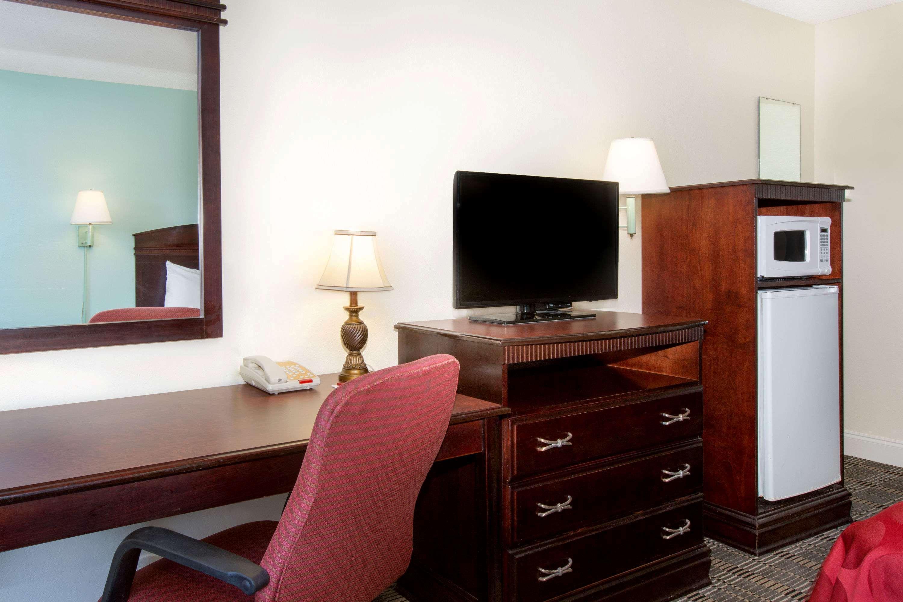 Ramada By Wyndham Pelham Otel Dış mekan fotoğraf