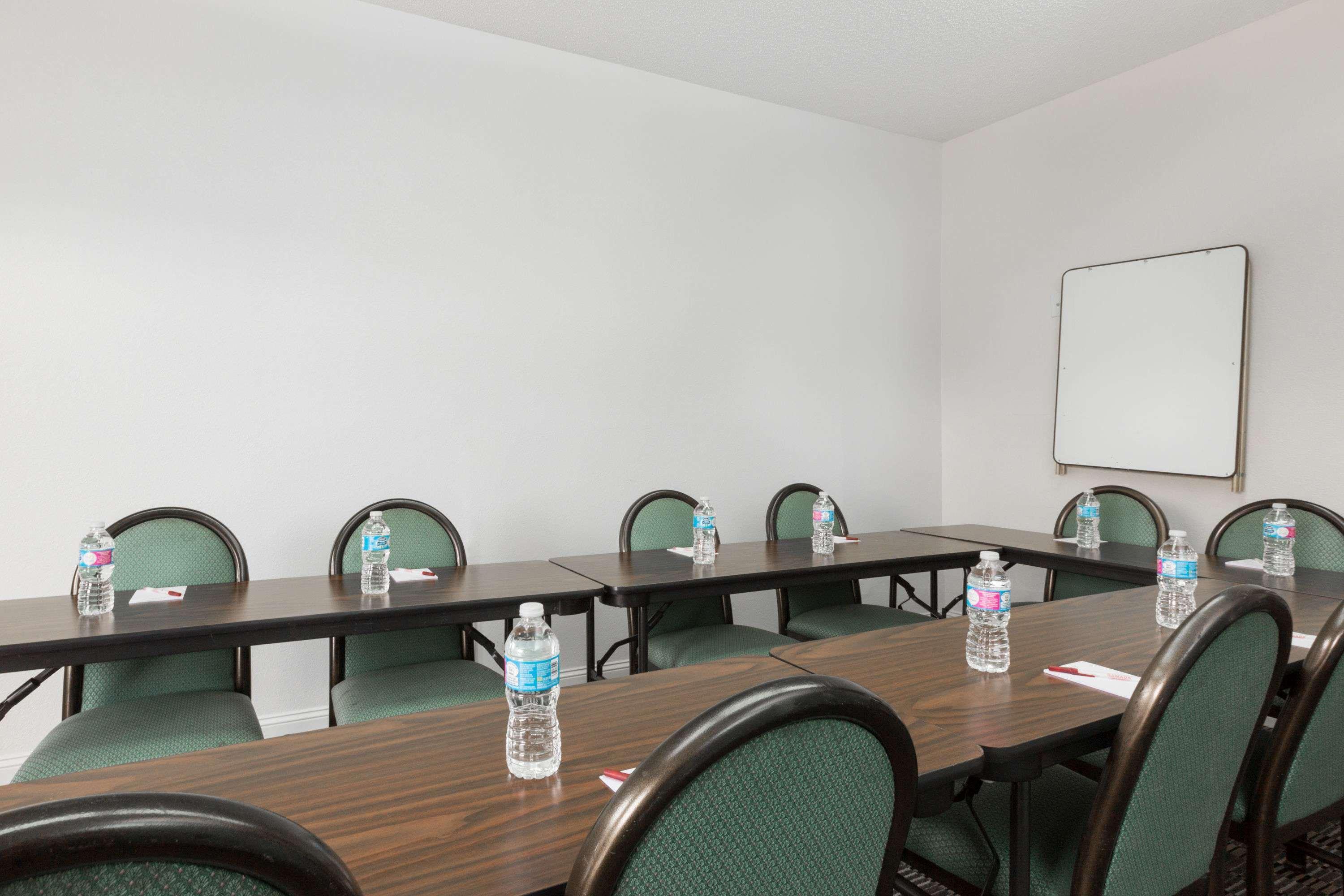 Ramada By Wyndham Pelham Otel Dış mekan fotoğraf