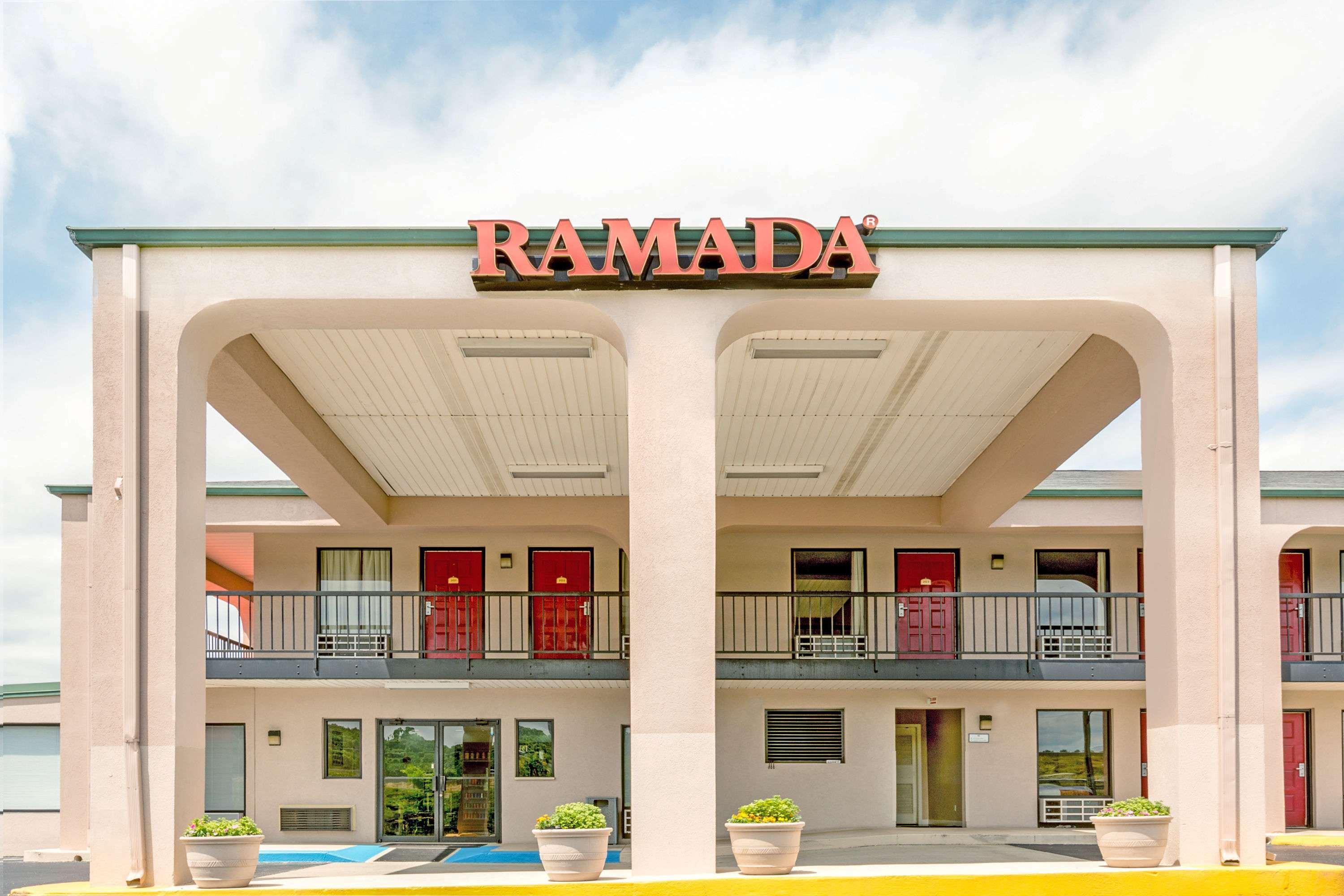 Ramada By Wyndham Pelham Otel Dış mekan fotoğraf